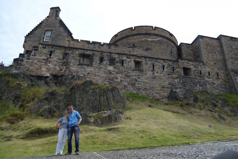 Mama und "Der Kleine" vor dem Edinburgh Castle