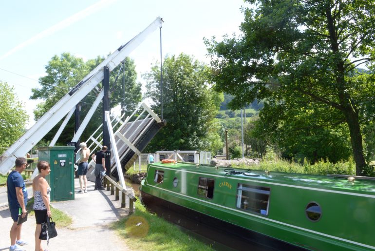 Hebebrücke und Hausboot am Brecon Kanal