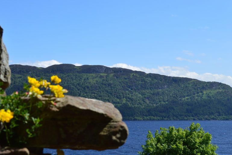 Blick aus der Ruine auf das Loch Ness