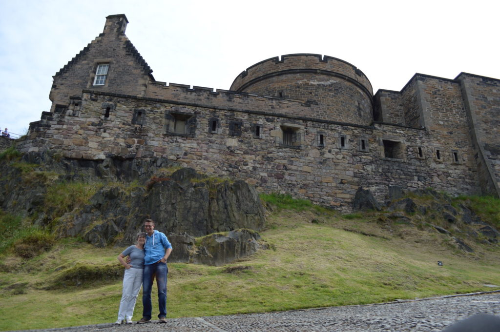 Mama und "Der Kleine" vor dem Edinburgh Castle