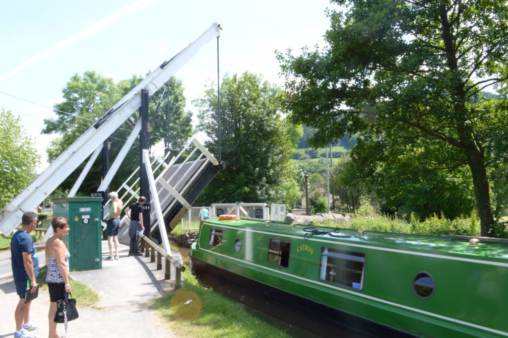 Hebebrücke und Hausboot am Brecon Kanal