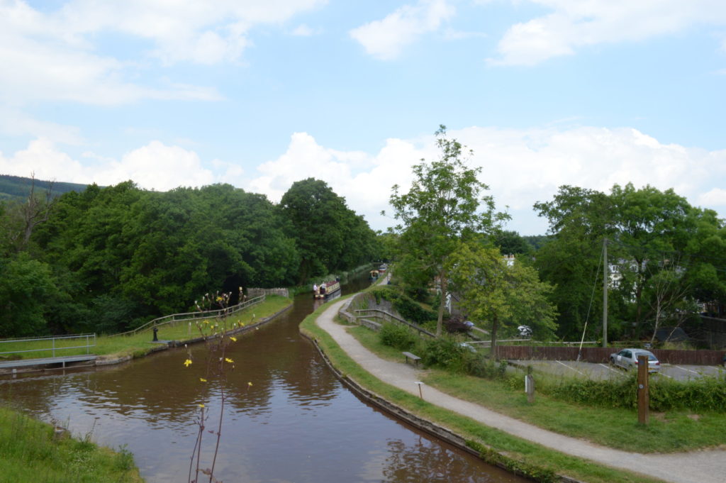 Blick auf den Brecon Kanal von der Brücke hinter dem White Hart Inn