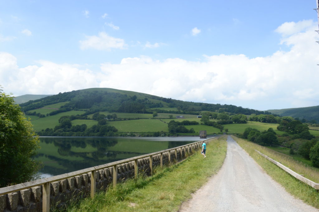 Blick über den Damm des Talybont Reservoir