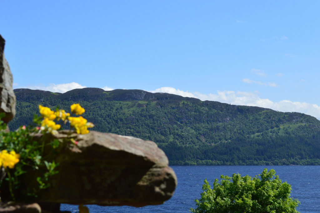 Blick aus der Ruine auf das Loch Ness