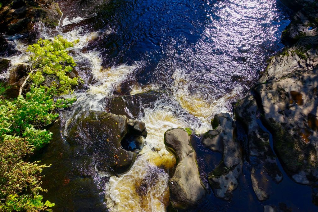 Mini Wasserfälle am Wegesrand