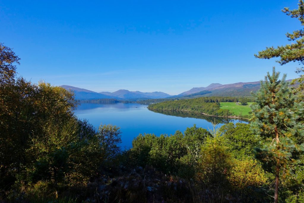 Blick von einem Hügel hinter Balmaha auf Loch Lomond