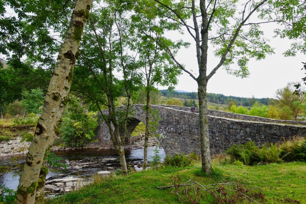 Mama auf der Bridge of Orchy