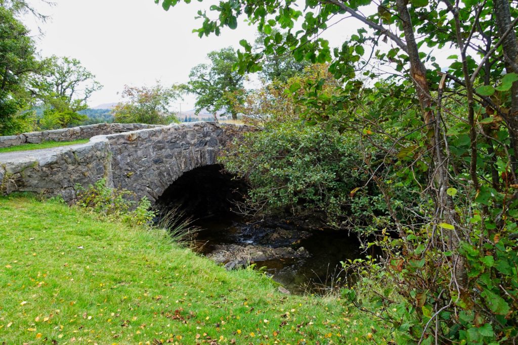 ...unter einer kleinen Brücke passiert