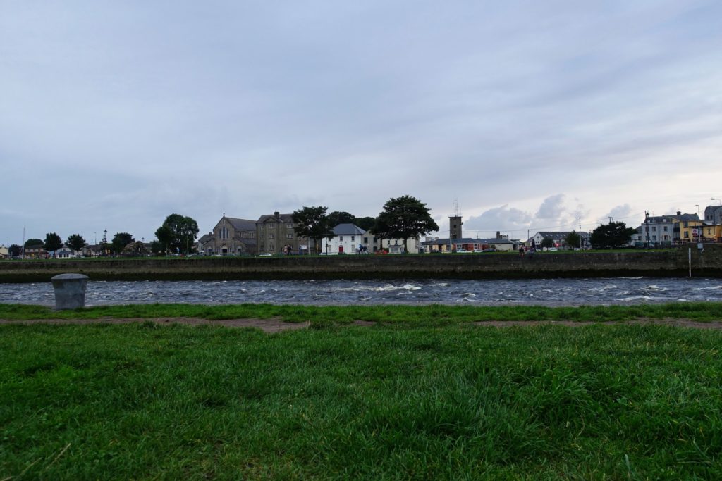 Der "Corrib" fließt durch Galway und mündet hier in den Nordatlantik