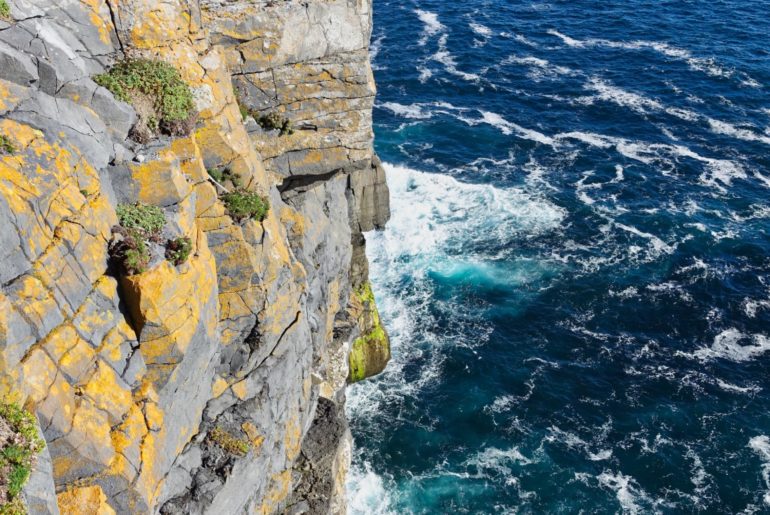Steilküste bei Dun Aengus schräg zur Seite...