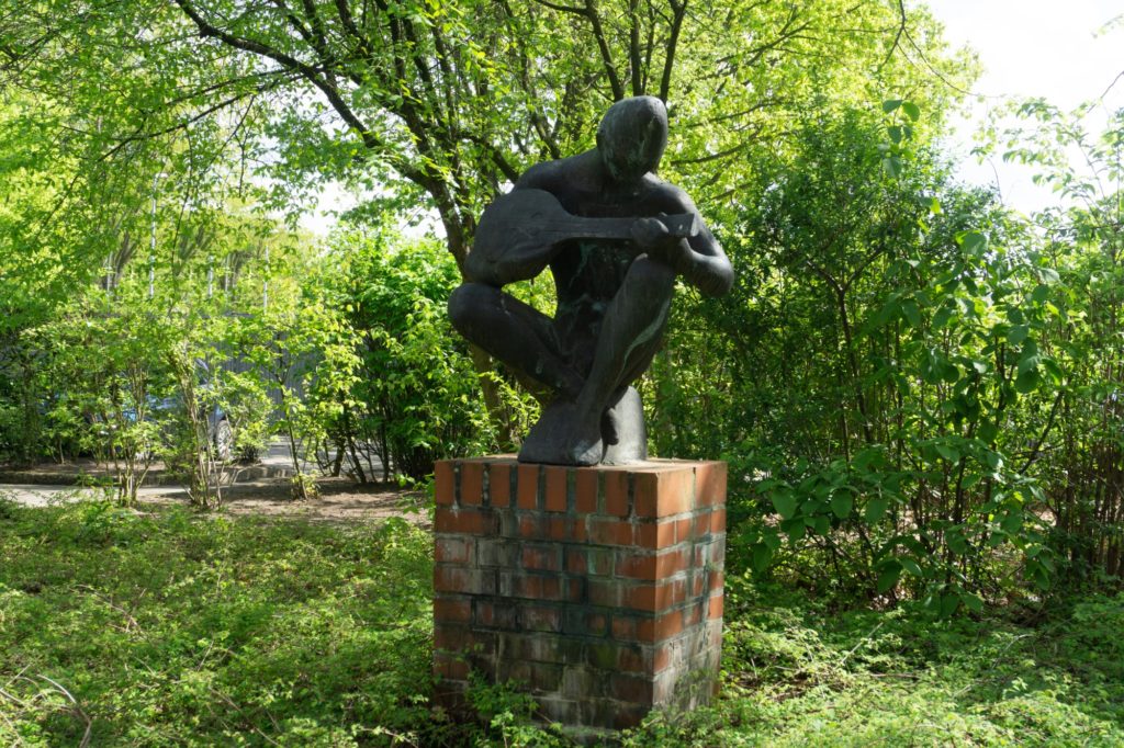 Statue eines Lautenspielers