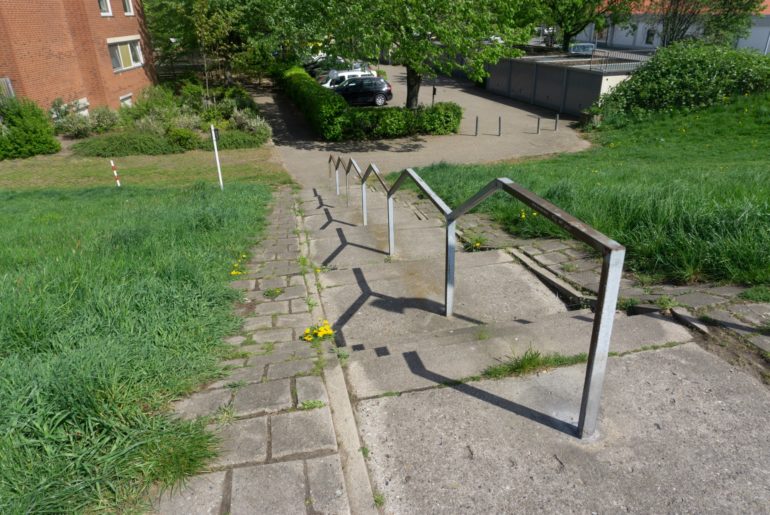 Treppe mit seitlichen Wegen für Kinderkarre oder Hackenporsche