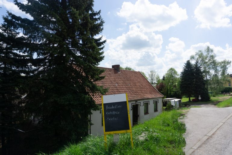 Schild Hofverkauf "Eier, Kartoffeln, Zwiebeln"